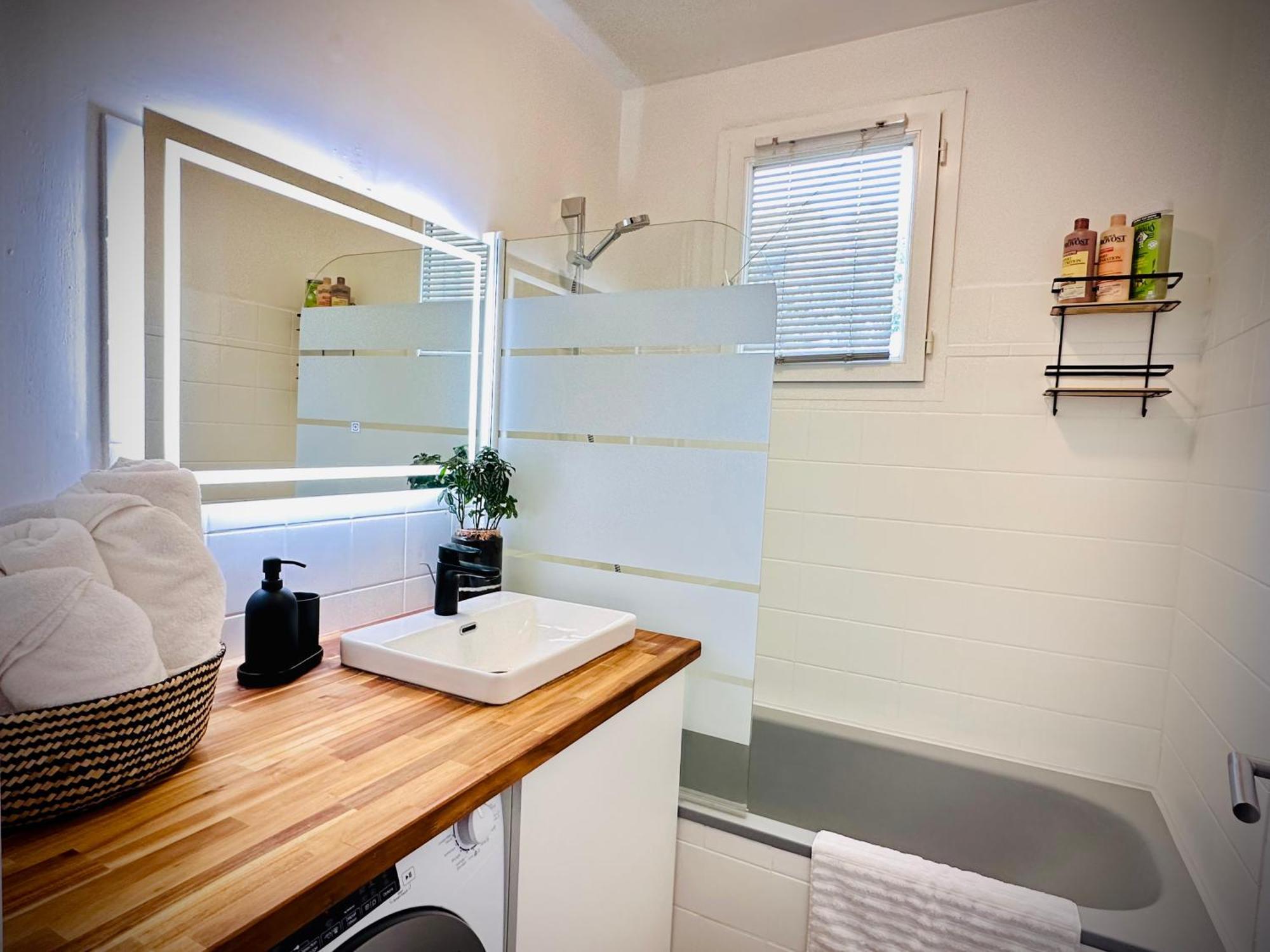 Apartment 40M2-Air Conditioning-Elevator-Underground Parking-Self Checkin! Appart Climatise 40M2-Ascenseur-Parking Souterrain -Arrivee Autonome Avignon Exterior photo